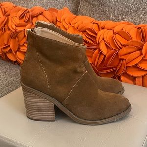 ❣️Steve Madden Shrines Tan Suede Chucky Block Heeled Boots❣️
